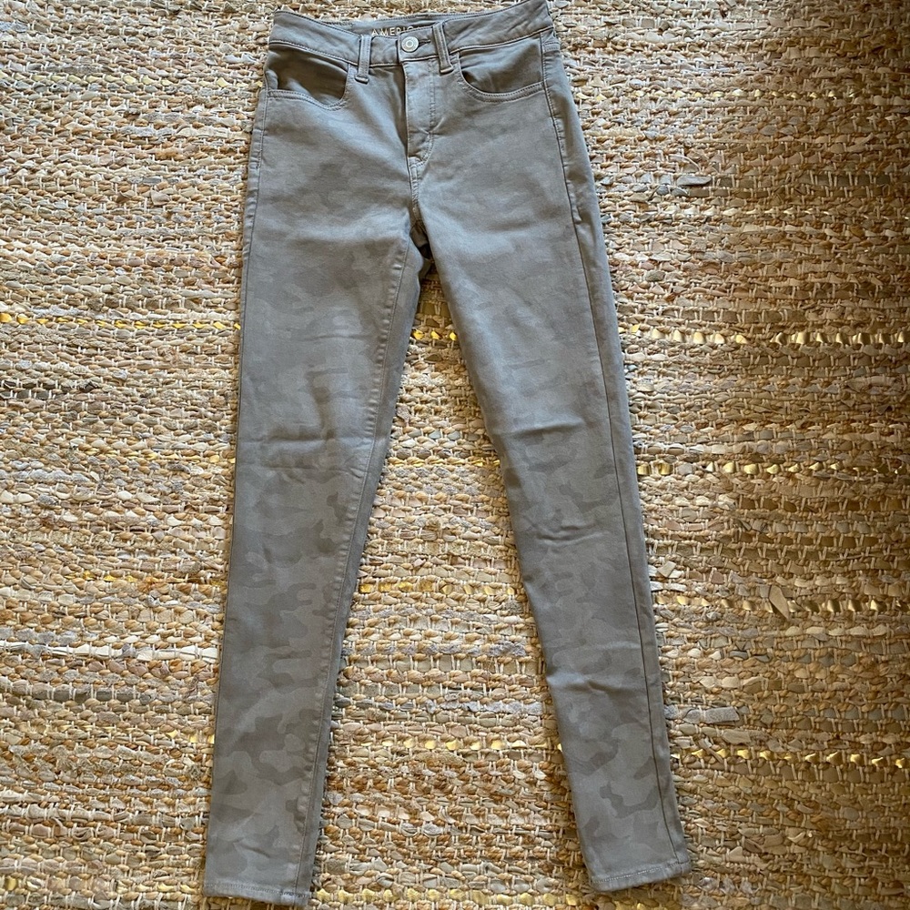 American Eagle gray camo print jeans
